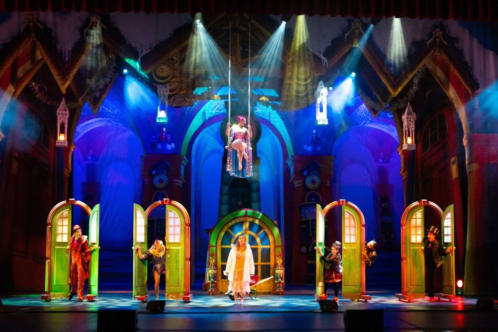 Cirque Dreams Holidaze